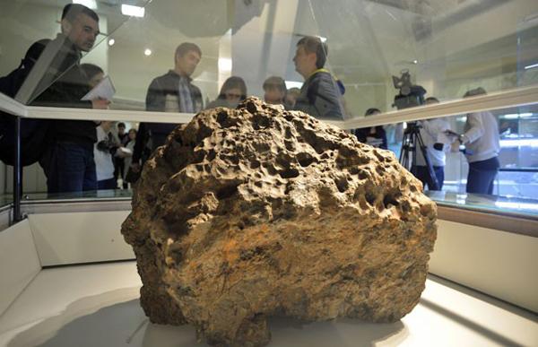 Peça com 570 kg foi retirada de lago nesta semana. Meteorito atingiu região central da Rússia em fevereiro deste ano.(Imagem:reprodução) Peça com 570 kg foi retirada de lago nesta semana. Meteorito atingiu região central da Rússia em fevereiro deste ano.(Imagem:reprodução)