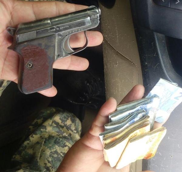 Polícia aprrende valor em dinheiro e uma pistola com menor(Imagem:Reprodução) Polícia aprrende valor em dinheiro e uma pistola com menor(Imagem:Reprodução)