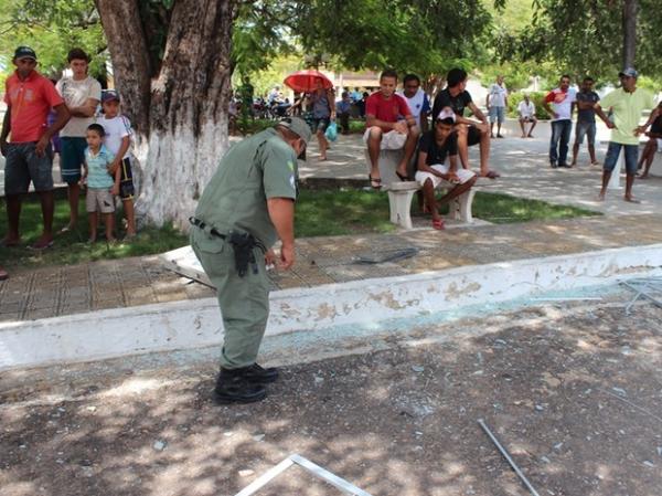 Policial mostra estrago feito pela detonação de dinamites na agência bancária(Imagem:Reprodução) Policial mostra estrago feito pela detonação de dinamites na agência bancária(Imagem:Reprodução)
