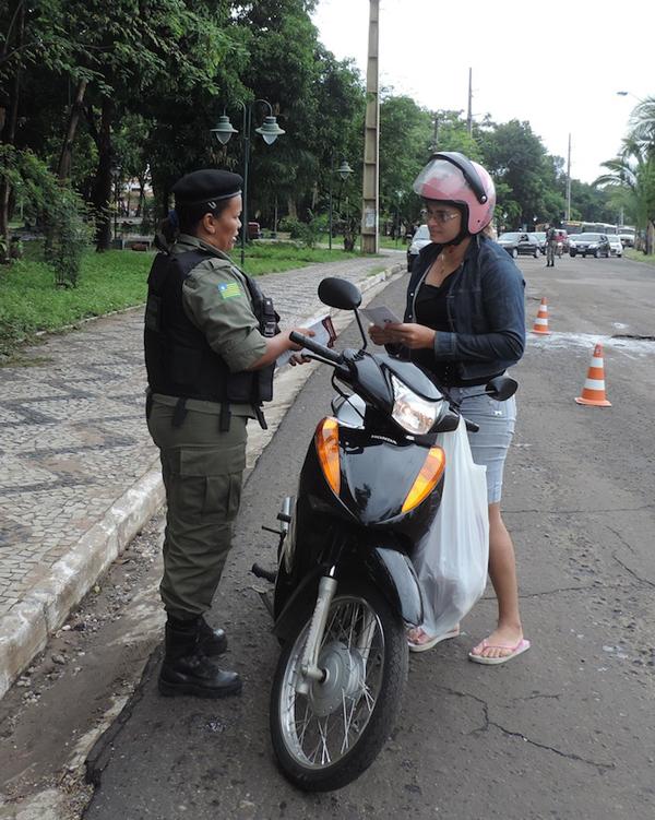 Policial orientando mulher sobre seus direitos(Imagem:Divulgação) Policial orientando mulher sobre seus direitos(Imagem:Divulgação)