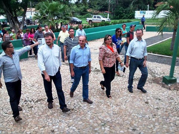 Políticos prestigiam a festa na cidade de Coivaras.(Imagem:Divulgação) Políticos prestigiam a festa na cidade de Coivaras.(Imagem:Divulgação)