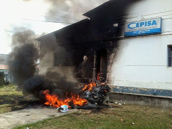 Populares incendiarem o posto da Eletrobrás em Palmeirais.(Imagem:Reprodução) Populares incendiarem o posto da Eletrobrás em Palmeirais.(Imagem:Reprodução)