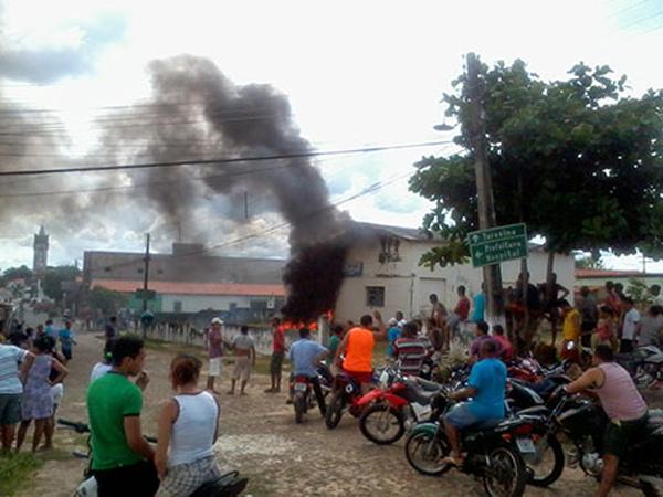 Populares incendiarem o posto da Eletrobrás em Palmeirais.(Imagem:Reprodução) Populares incendiarem o posto da Eletrobrás em Palmeirais.(Imagem:Reprodução)