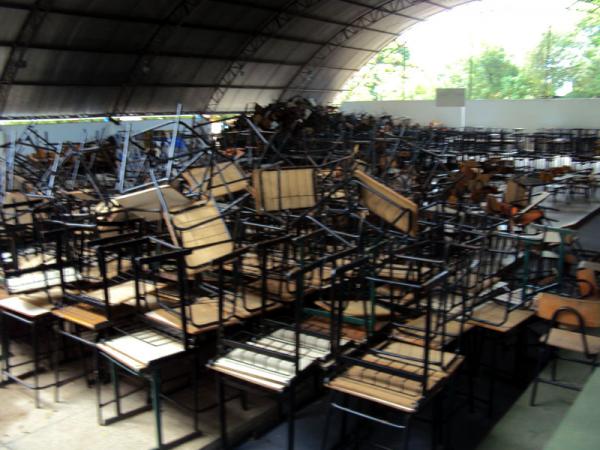 Quadra de esportes virou depósito de tralhas da Prefeitura(Imagem:Reprodução) Quadra de esportes virou depósito de tralhas da Prefeitura(Imagem:Reprodução)