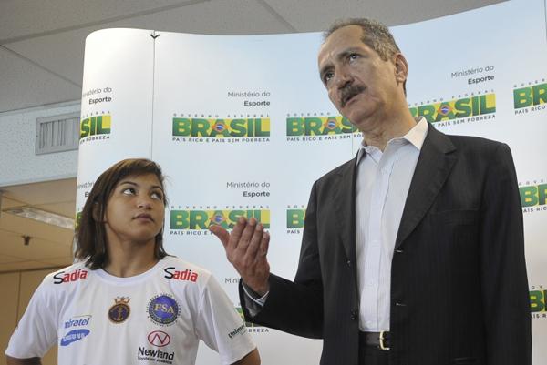 Sarah Menezes e o Ministro do Esporte.(Imagem:Reprodução) Sarah Menezes e o Ministro do Esporte.(Imagem:Reprodução)