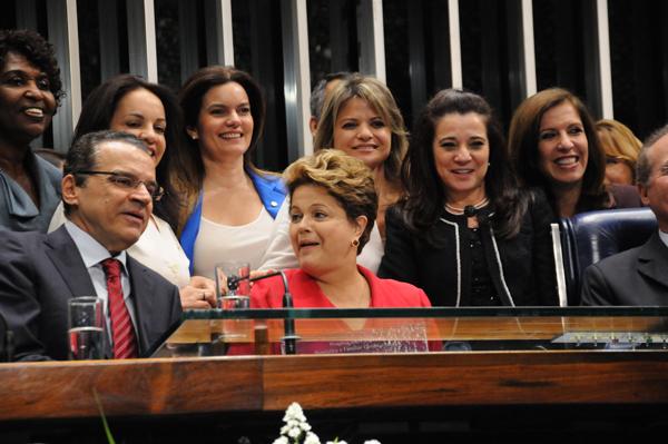 Sessão solene em que foi entregue o relatório final da Comissão Parlamentar Mista de Inquérito (CPMI) da Violência contra a Mulher à presidente Dilma Rousseff. (Imagem:Alexandre Amarante) Sessão solene em que foi entregue o relatório final da Comissão Parlamentar Mista de Inquérito (CPMI) da Violência contra a Mulher à presidente Dilma Rousseff. (Imagem:Alexandre Amarante)