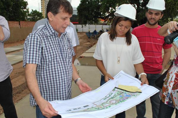 Superintendente João Pádua com mapa do Parque Cidadania(Imagem:Bárbara Rodrigues) Superintendente João Pádua com mapa do Parque Cidadania(Imagem:Bárbara Rodrigues)