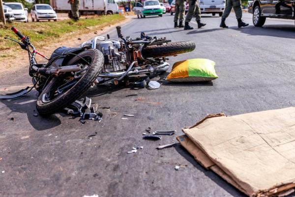 Um oficial da Polícia Militar, identificado apenas como sargento Clóvis, sofreu um grave acidente de trânsito no início da manhã desta segunda-feira (29), na BR 343, zona sudeste d(Imagem:Lucas Dias) Um oficial da Polícia Militar, identificado apenas como sargento Clóvis, sofreu um grave acidente de trânsito no início da manhã desta segunda-feira (29), na BR 343, zona sudeste d(Imagem:Lucas Dias)
