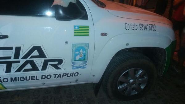 Viatura atingida pelos disparos(Imagem:Reprodução)