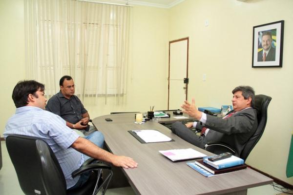 Vice-governador com ex-prefeito do município de Parnaguá, Cândido Junior (PTB) e André Nogueira (PP)(Imagem:Marcelo Cardoso) Vice-governador com ex-prefeito do município de Parnaguá, Cândido Junior (PTB) e André Nogueira (PP)(Imagem:Marcelo Cardoso)