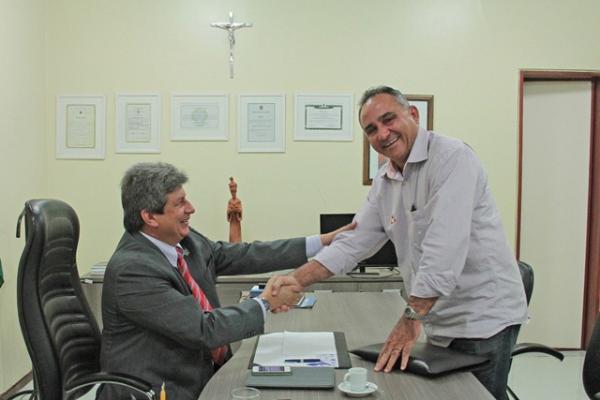 Vice-governador com ex-prefeito do município de Parnaguá, Cândido Junior (PTB) e André Nogueira (PP)(Imagem:Marcelo Cardoso) Vice-governador com ex-prefeito do município de Parnaguá, Cândido Junior (PTB) e André Nogueira (PP)(Imagem:Marcelo Cardoso)