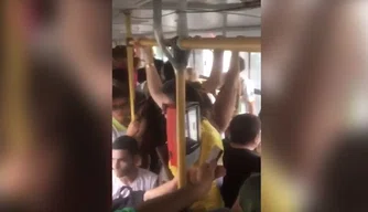 Criança tem risco de queda em ônibus superlotado de Teresina