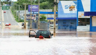 Chuvas deixam bairros alagados em Teresina