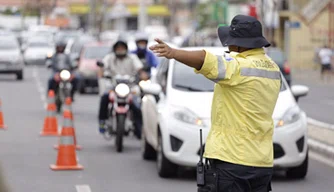 Motociclista foge de agente de trânsito