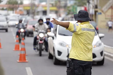 Motociclista foge de agente de trânsito