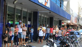 Pagamento de auxílio provoca longas filas